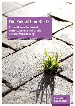 Publikationscover: Nahaufnhame eines gepflasterten Weges, aus dessen Fugen ein Büschel gras wächst. Darüber der Titel: "Die Zukunft im Blick. Sozio-ökonomische und sozio-kulturelle Trends der Ressourcenschonung."