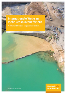 Publikationscover: Im Hintergrund eine Abraumhalde dirket am Uferbereich, da vor der Titel "Internationale Wege zu mehr Ressourceneffizienz".