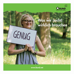 Publikationscover: eine weiblich gelesene Person steht in einem Wald und hält ein Schild auf dem "genug" steht hoch. Daneben steht der Titel "Was wir (nicht) wirklich brauchen".